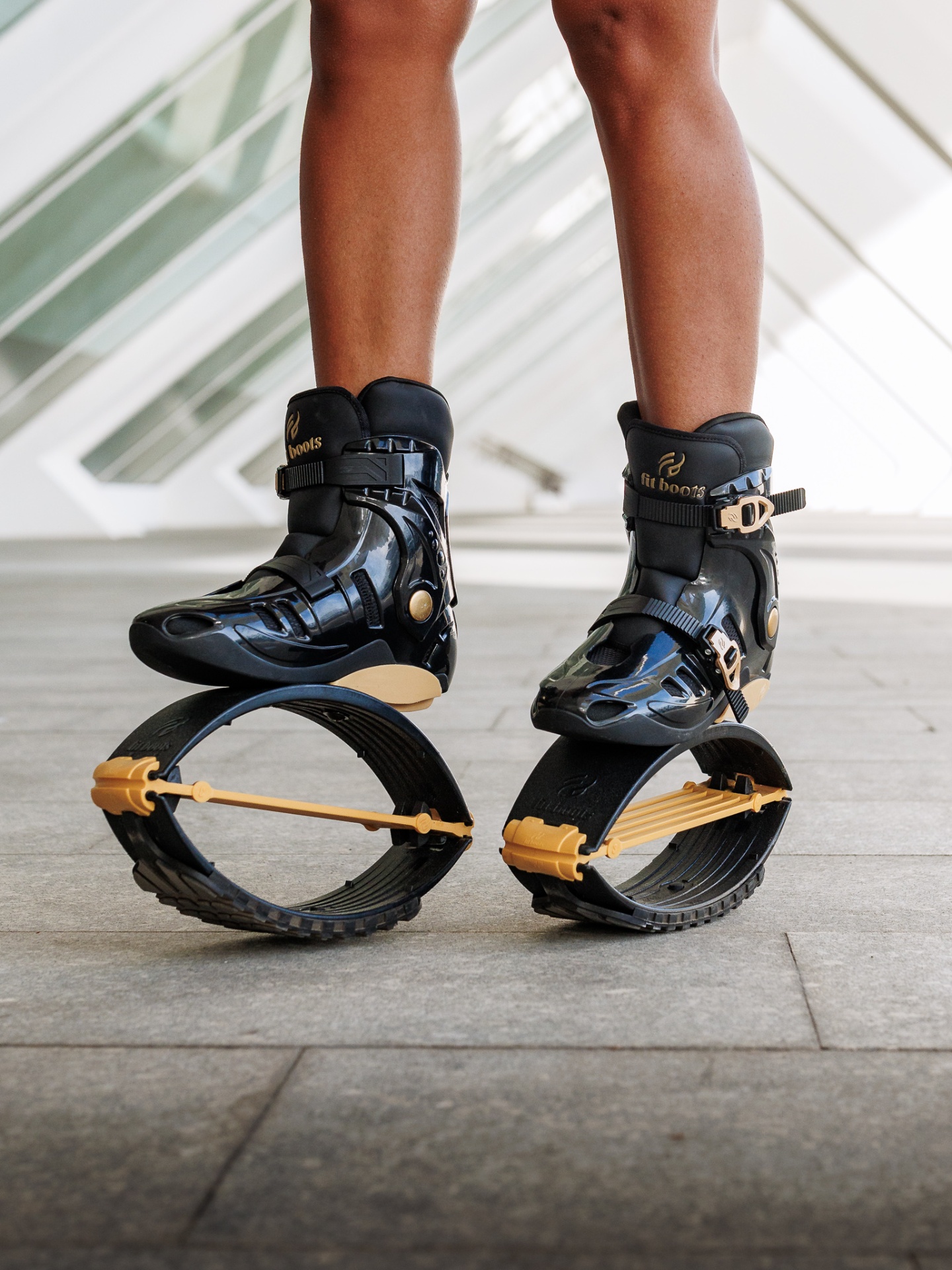 Fit Boots negras con detalles dorados