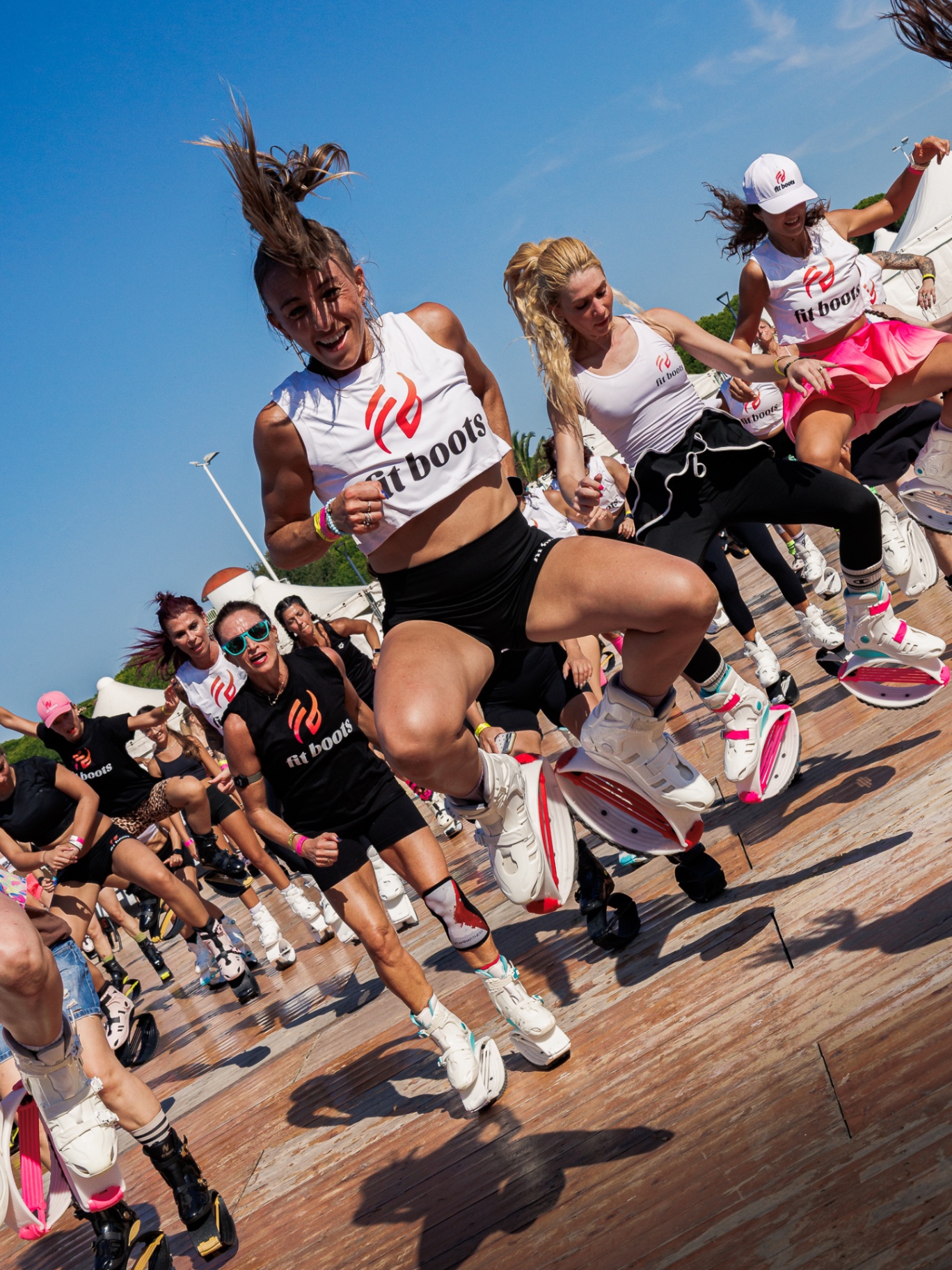 Alumna saltando con las dos piernas en el aire en una clase avanzada Pro de rebote fitness con Fit Boots en Valencia